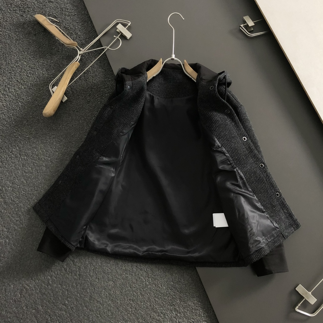 BBR*合身版型M-XXXl2025秋冬潮牌黑灰拼接连帽外套，以经典黑色口袋皮牌logo为主调，巧妙融入