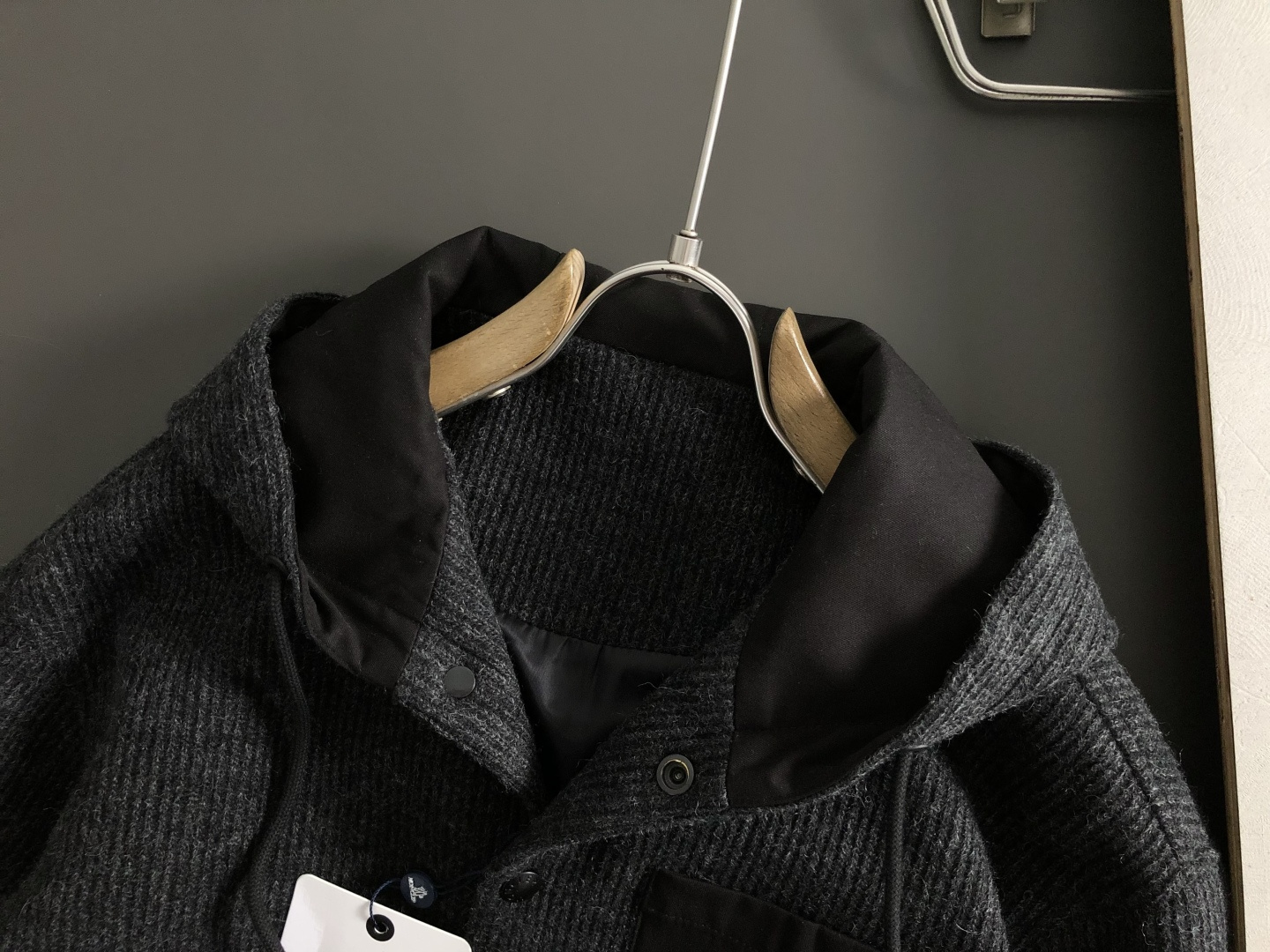 BBR*合身版型M-XXXl2025秋冬潮牌黑灰拼接连帽外套，以经典黑色口袋皮牌logo为主调，巧妙融入