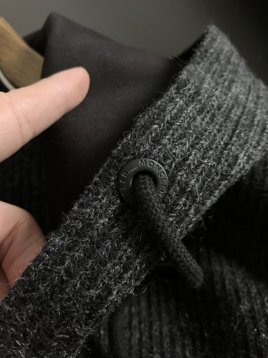 BBR*合身版型M-XXXl2025秋冬潮牌黑灰拼接连帽外套，以经典黑色口袋皮牌logo为主调，巧妙融入