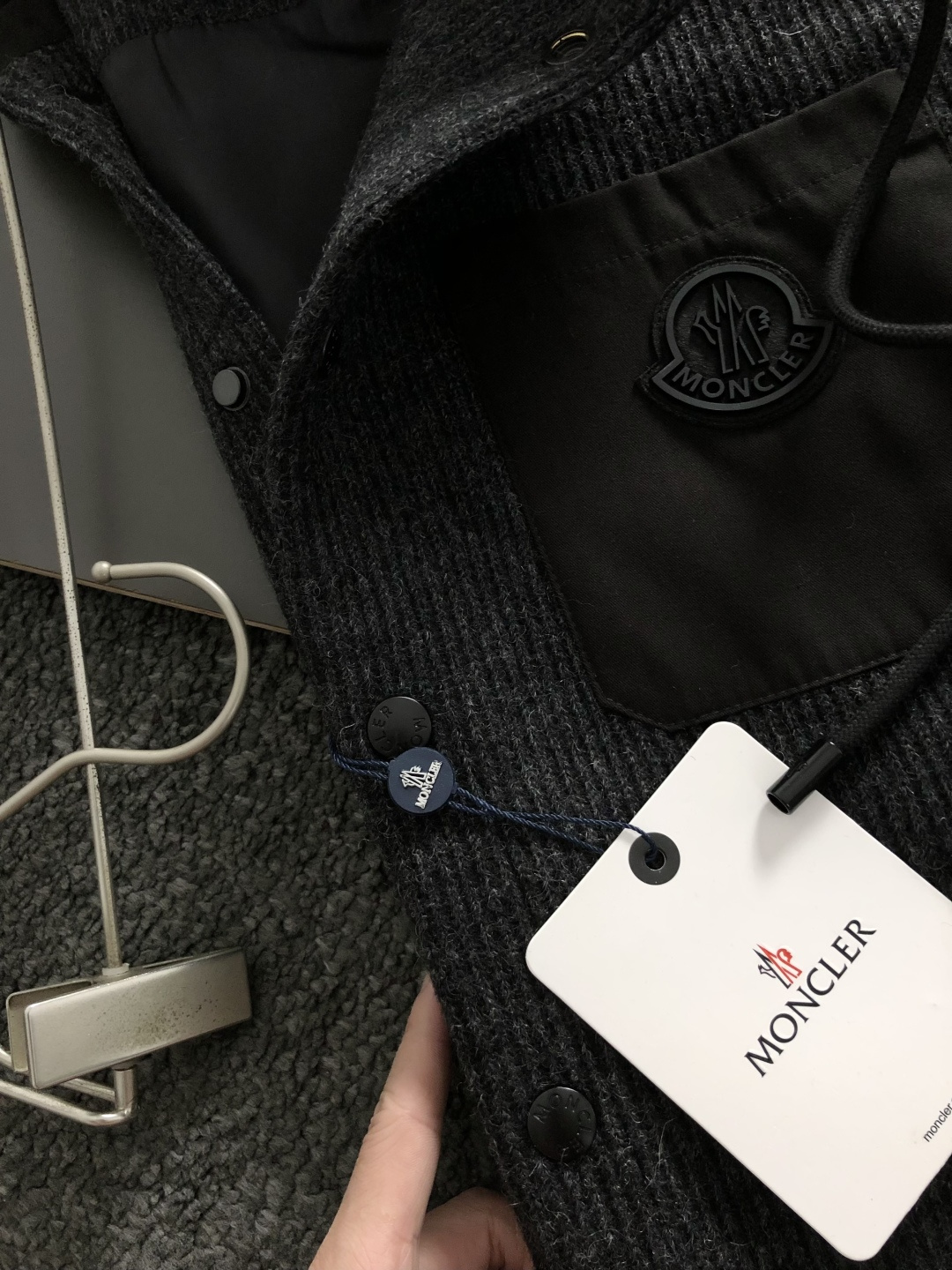 BBR*合身版型M-XXXl2025秋冬潮牌黑灰拼接连帽外套，以经典黑色口袋皮牌logo为主调，巧妙融入