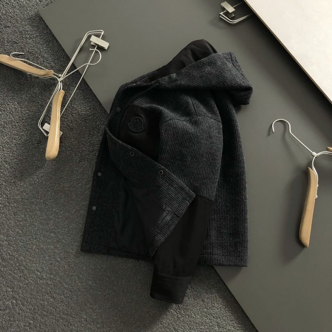 NO:532127,BBR* fit style M-XXXl 2025 autumn and winter trendy brand black and gray patchwork hooded jacket, with the classic black pocket leather logo as the main tone, cleverly incorporates the hooded double-paired elements, breaking the monotony of the traditional jacket, showing personality and unruly. Three-dimensional tailoring is fitted with the body, neat and stylish, counter hardware creates an overall style, easily lengthening the leg lines, creating a casual and free and casual casual style. High-quality fabrics are crisp and wear-resistant, and have a warm and comfortable feeling, suitable for daily street opening or light outdoor scenes. Detailed webbing embellishments add fashionable texture. Whether it is a casual look with T-shirts and jeans or a mix-and-match style, it can be easily controlled. It is an indispensable fashion item in the transition season of autumn and winter. On sale on spot M-XXXL, , jeans, jackets &  coats, tees, t-shirt, hats, alexander wang19860909BBR*合身版型M-XXXl 2025秋冬潮牌黑灰拼接连帽外套,以经典黑色口袋皮牌logo为主调,巧妙融入连帽双拼元素,打破传统外套的单调感,彰显个性与不羁.立体剪裁贴合身形,设计利落有型,专柜五金打造整体版型,轻松拉长腿部线条,打造随性洒脱的休闲风格.优质面料挺括耐磨,兼具保暖性与舒适感,适合日常出街或轻户外场景.细节织带点缀,增添时尚质感,无论是搭配T恤牛仔裤的休闲look,还是叠的混搭风,都能轻松驾驭,是秋冬过渡季不可或缺的时尚单品. 现货发售发售M-XXXL,,jeans,jackets & coats,tees，t-shirt,hats,alexander wang,Men's clothing