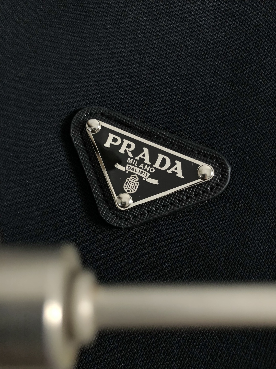 PRAD*宽松版型S-Xl25秋冬简约款金属三角标融合潮牌内里拉绒立领卫衣，精致工艺专柜面料，顶级元素融