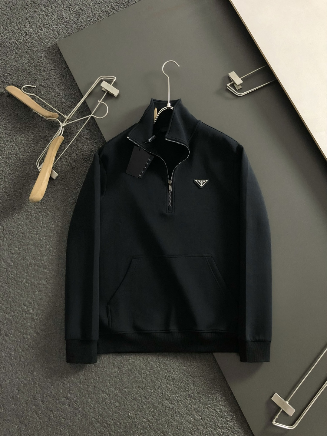 PRAD*宽松版型S-Xl25秋冬简约款金属三角标融合潮牌内里拉绒立领卫衣，精致工艺专柜面料，顶级元素融
