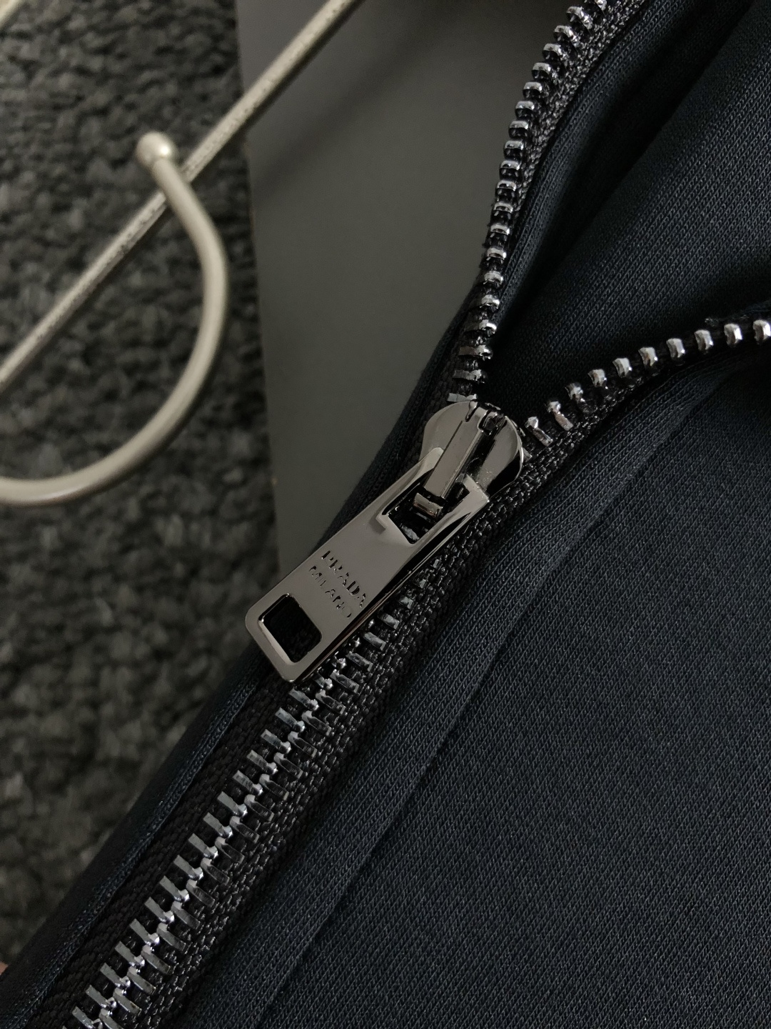 PRAD*宽松版型S-Xl25秋冬简约款金属三角标融合潮牌内里拉绒立领卫衣，精致工艺专柜面料，顶级元素融