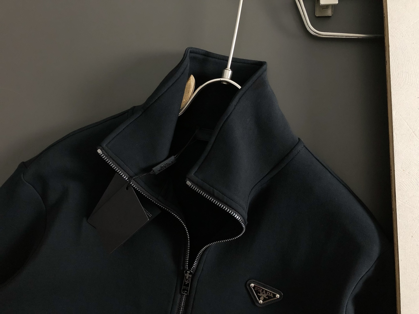 PRAD*宽松版型S-Xl25秋冬简约款金属三角标融合潮牌内里拉绒立领卫衣，精致工艺专柜面料，顶级元素融