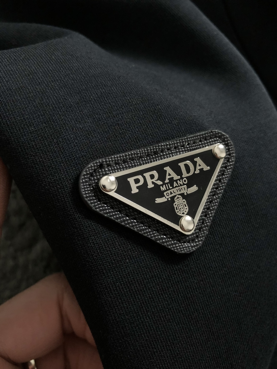 PRAD*宽松版型S-Xl25秋冬简约款金属三角标融合潮牌内里拉绒立领卫衣，精致工艺专柜面料，顶级元素融