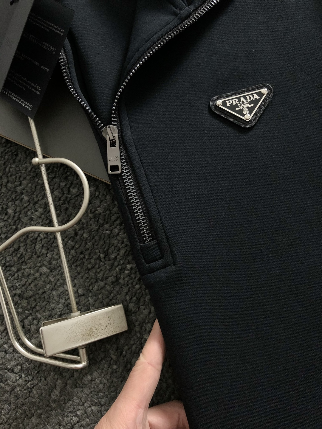 PRAD*宽松版型S-Xl25秋冬简约款金属三角标融合潮牌内里拉绒立领卫衣，精致工艺专柜面料，顶级元素融