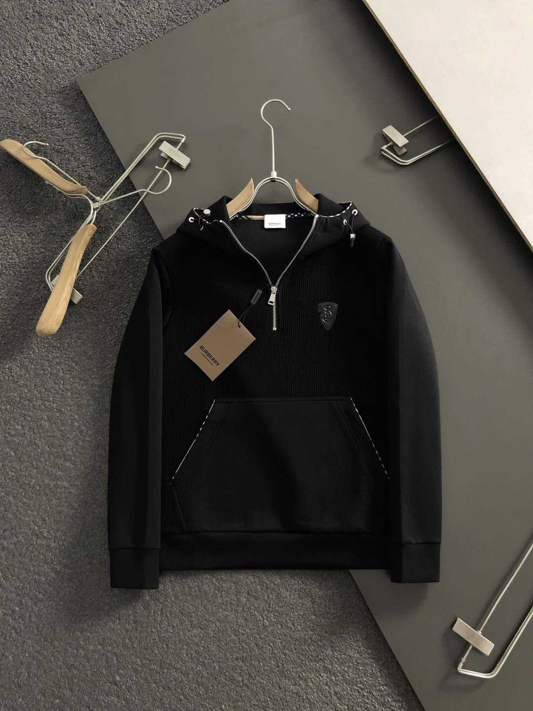 BBR**合身版型M-XXXL2025秋冬云柔系列双拼皮标简约格纹描边百搭拉链翻领卫衣长袖，精致工艺专柜