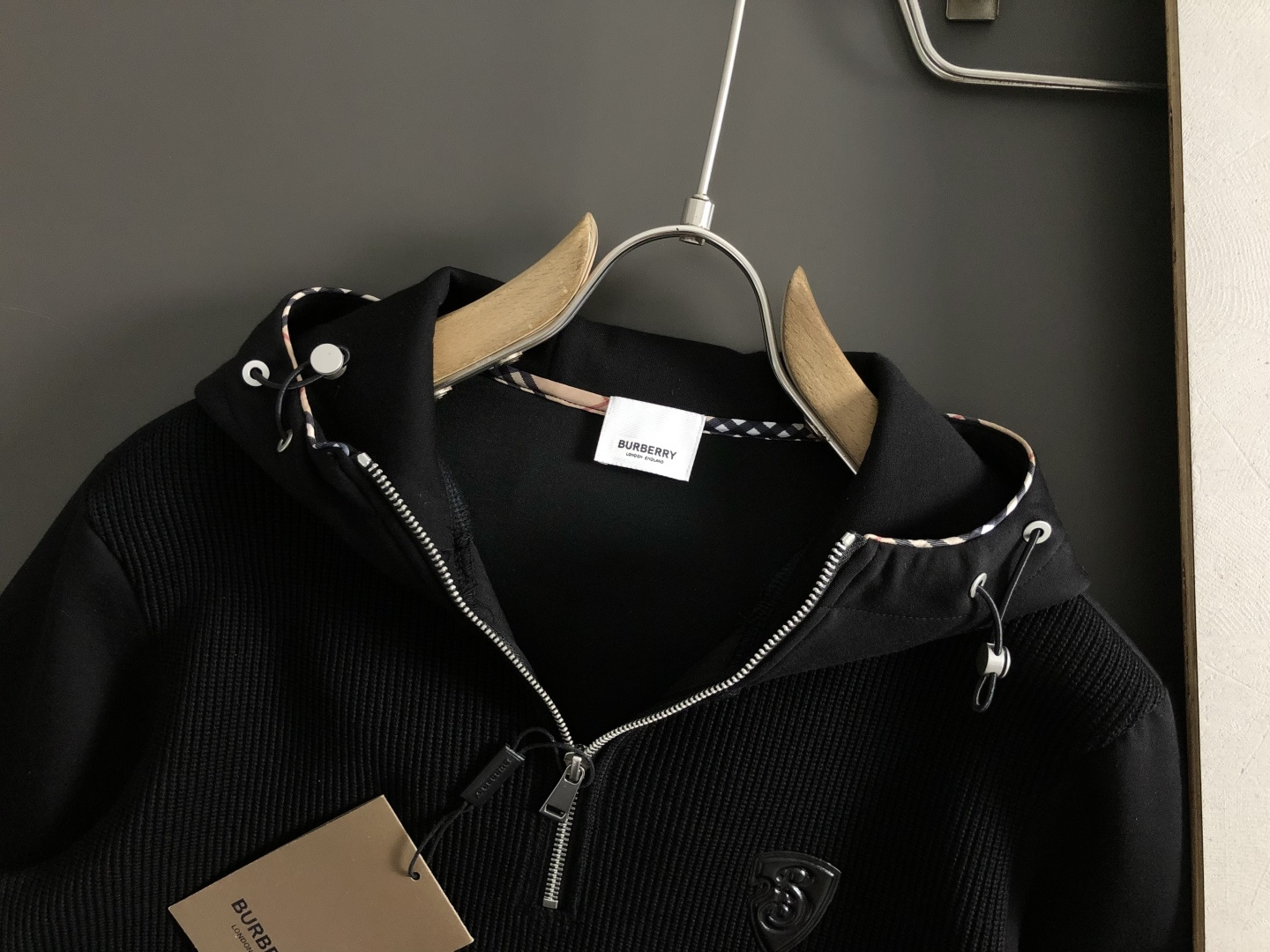 BBR**合身版型M-XXXL2025秋冬云柔系列双拼皮标简约格纹描边百搭拉链翻领卫衣长袖，精致工艺专柜