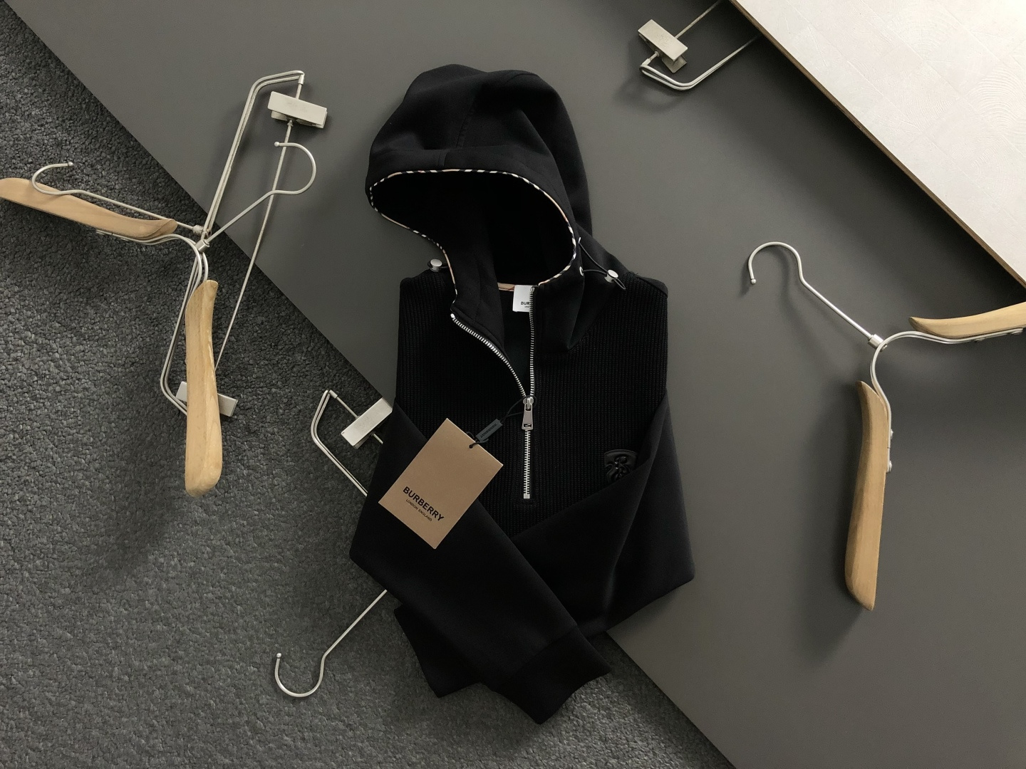 NO:532119,BBR**Fitting M-XXXL 2025 Autumn and Winter Cloud Round Series Double Paired Leather Mark Simple Plaid Stroke Versatile Zipper Lapel Sweatshirt Long Sleeve, Exquisite craftsmanship, Top-level Elements Combination, Complete 3 Standards, Fashionable Men, Whether it is the comfort of the upper body or the incomparable 170-135(M) 175-150(L) 178-160(XL) 180-170(XXL) 180-180(XXXL) your,,hoodie,sweatshirts,alexander wang19860909BBR**合身版型M-XXXL 2025秋冬云柔系列双拼皮标简约格纹描边百搭拉链翻领卫衣长袖,精致工艺专柜面料,顶级元素融合打造,3标齐全,潮男时尚,无论是上身舒适度还是都是无可比拟的存在 170-135(M) 175-150(L) 178-160(XL)180-170(XXL) 180-180(XXXL) your,,hoodie,sweatshirts,alexander wang,Men's clothing