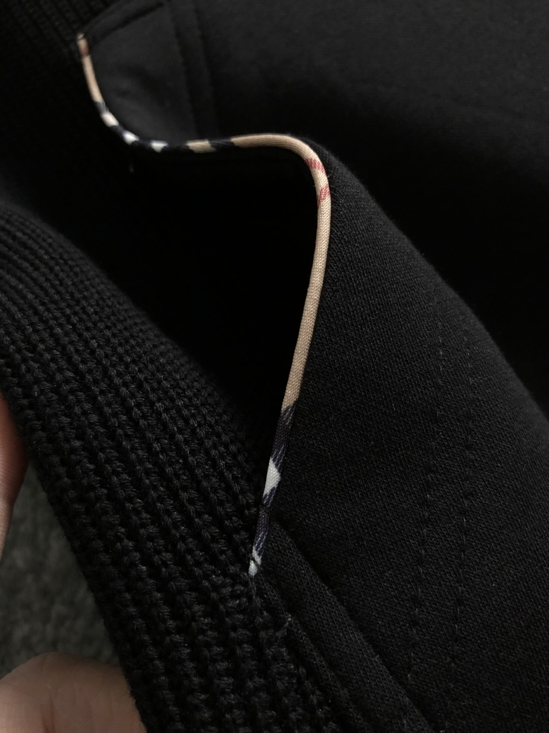 BBR**合身版型M-XXXL2025秋冬云柔系列双拼皮标简约格纹描边百搭拉链翻领卫衣长袖，精致工艺专柜