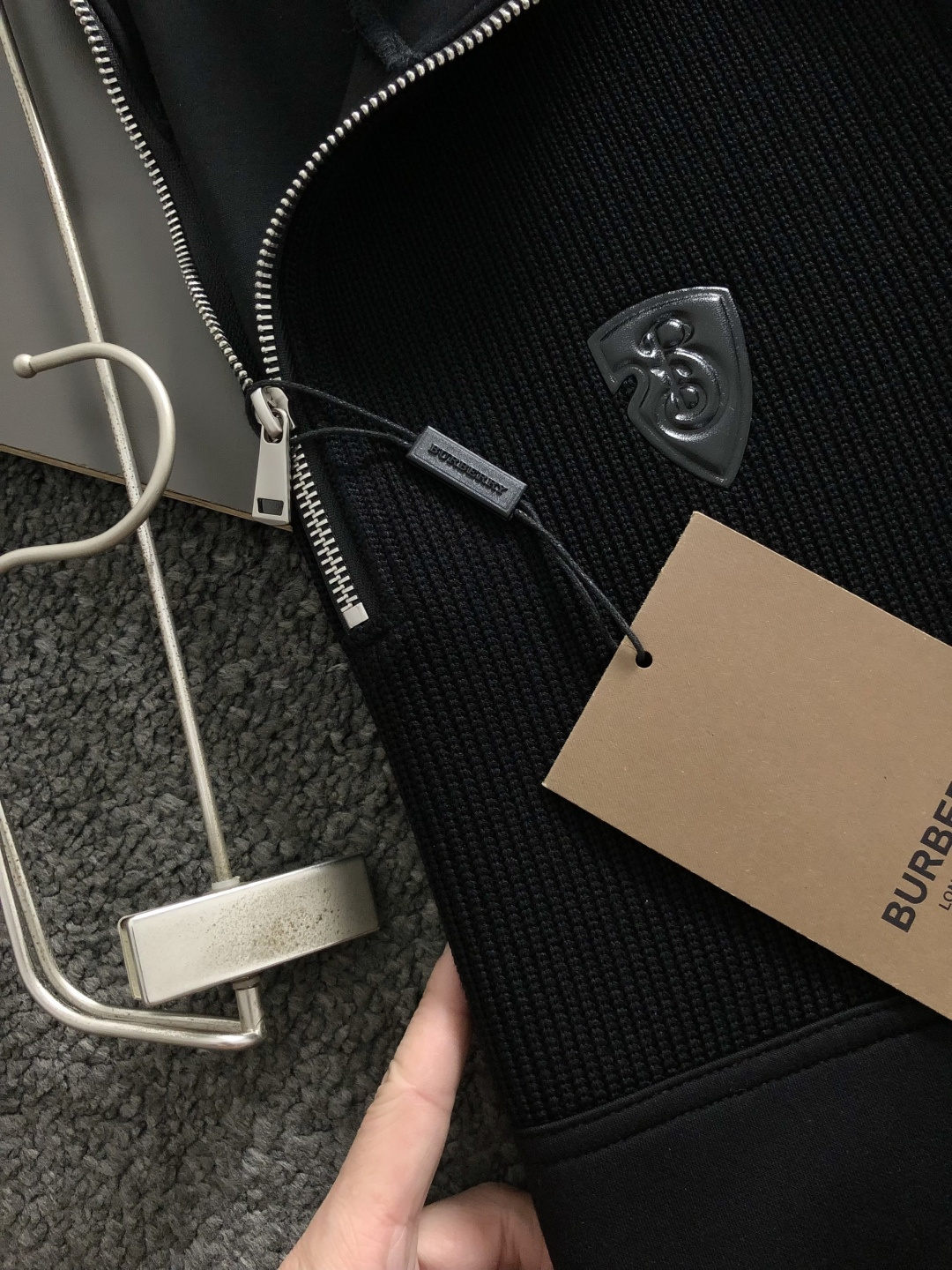 BBR**合身版型M-XXXL2025秋冬云柔系列双拼皮标简约格纹描边百搭拉链翻领卫衣长袖，精致工艺专柜