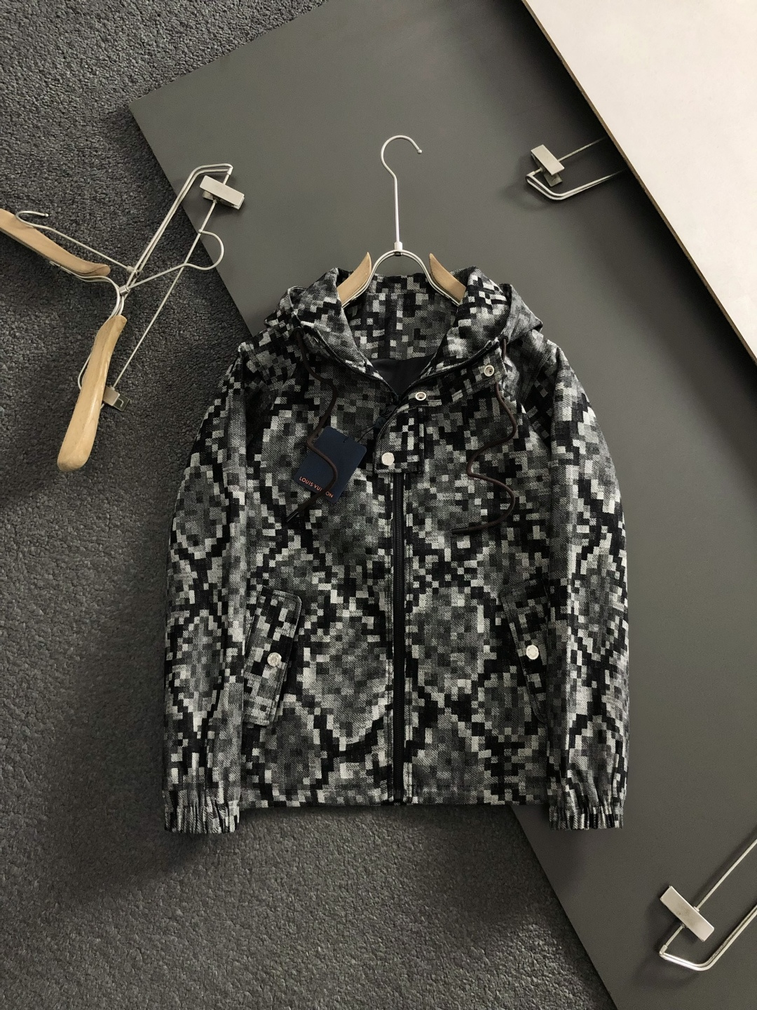 BBR*合身版型M-XXXl2025秋冬潮牌棋盘格连帽外套，以经典黑灰相间格子为主调，巧妙融入连帽撞色元