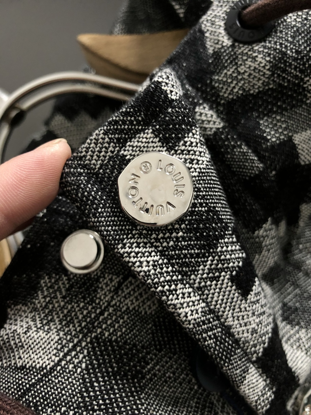 BBR*合身版型M-XXXl2025秋冬潮牌棋盘格连帽外套，以经典黑灰相间格子为主调，巧妙融入连帽撞色元