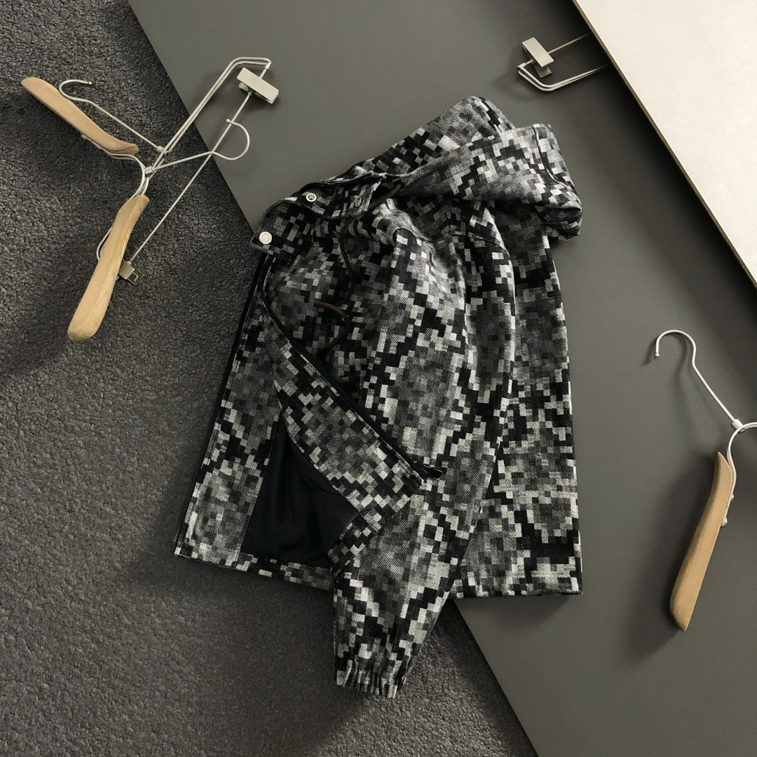 NO:532115,BBR* fit style M-XXXl 2025 autumn and winter trendy card chess board hooded jacket, mainly focusing on classic black and gray plaids, cleverly incorporates hooded contrasting colors, breaking the monotony of the traditional jacket, showing personality and unruly. Three-dimensional tailoring is fitted with the body, neat and stylish, counter hardware creates an overall style, easily lengthening the leg lines, creating a casual and free and casual casual style. High-quality fabrics are crisp and wear-resistant, and have a warm and comfortable feeling, suitable for daily street appearance or light outdoor scenes. Detailed webbing embellishments add fashionable texture. Whether it is a casual look with T-shirts and jeans or a mix-and-match style, it can be easily controlled. It is an indispensable fashion item in the transition season of autumn and winter. On sale on spot M-XXXL, , jeans, jackets &  coats, tees, t-shirt, hats, alexander wang19860909BBR*合身版型M-XXXl 2025秋冬潮牌棋盘格连帽外套,以经典黑灰相间格子为主调,巧妙融入连帽撞色元素,打破传统外套的单调感,彰显个性与不羁.立体剪裁贴合身形,设计利落有型,专柜五金打造整体版型,轻松拉长腿部线条,打造随性洒脱的休闲风格.优质面料挺括耐磨,兼具保暖性与舒适感,适合日常出街或轻户外场景.细节织带点缀,增添时尚质感,无论是搭配T恤牛仔裤的休闲look,还是叠的混搭风,都能轻松驾驭,是秋冬过渡季不可或缺的时尚单品. 现货发售发售M-XXXL,,jeans,jackets & coats,tees，t-shirt,hats,alexander wang,Men's clothing