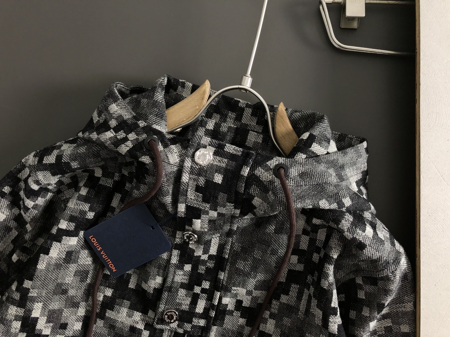 BBR*合身版型M-XXXl2025秋冬潮牌棋盘格连帽外套，以经典黑灰相间格子为主调，巧妙融入连帽撞色元