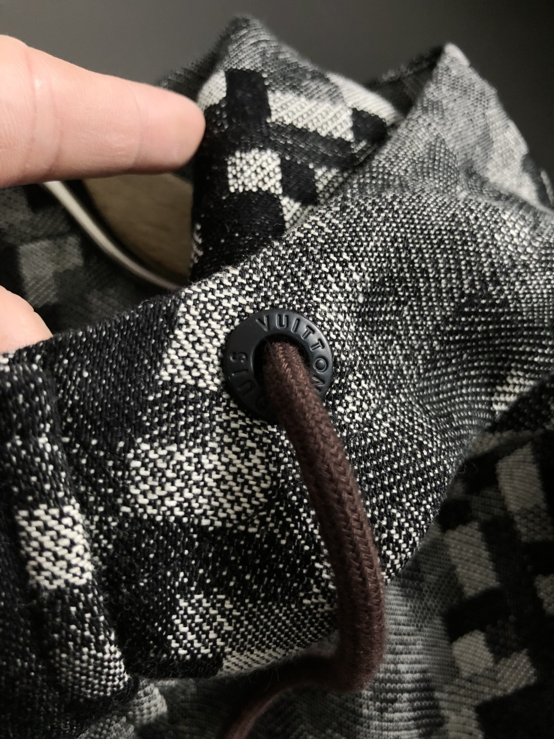 BBR*合身版型M-XXXl2025秋冬潮牌棋盘格连帽外套，以经典黑灰相间格子为主调，巧妙融入连帽撞色元