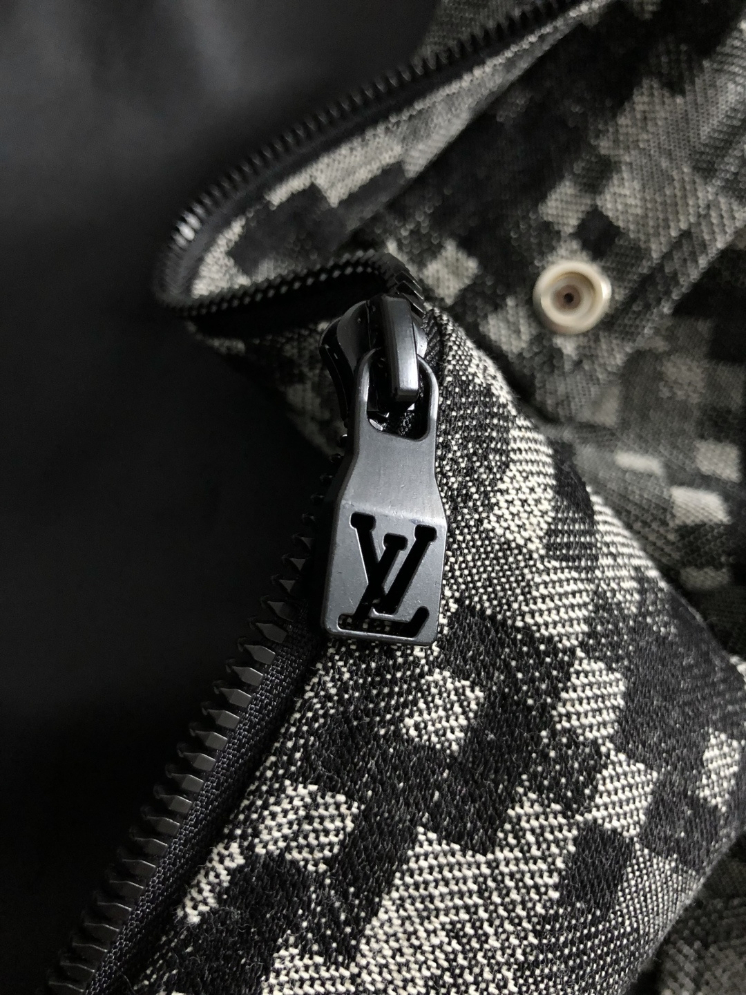 BBR*合身版型M-XXXl2025秋冬潮牌棋盘格连帽外套，以经典黑灰相间格子为主调，巧妙融入连帽撞色元