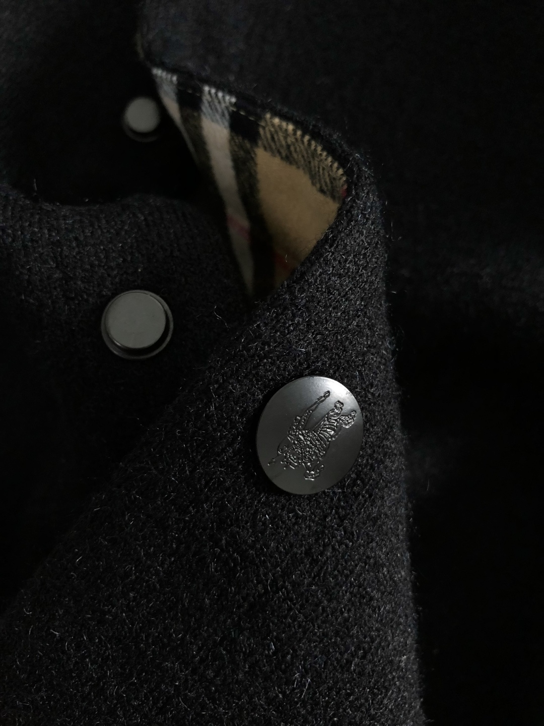 BBR*合身版型M-XXXl2025秋冬潮牌精仿颗粒绒连帽外套，以经典黑色格纹内衬为主调，巧妙融入连帽线