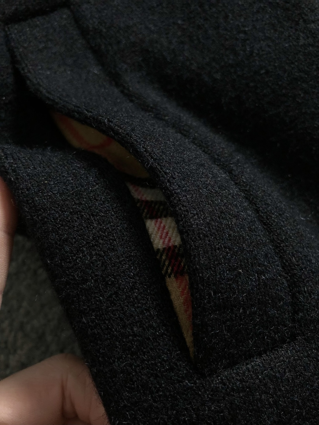 BBR*合身版型M-XXXl2025秋冬潮牌精仿颗粒绒连帽外套，以经典黑色格纹内衬为主调，巧妙融入连帽线