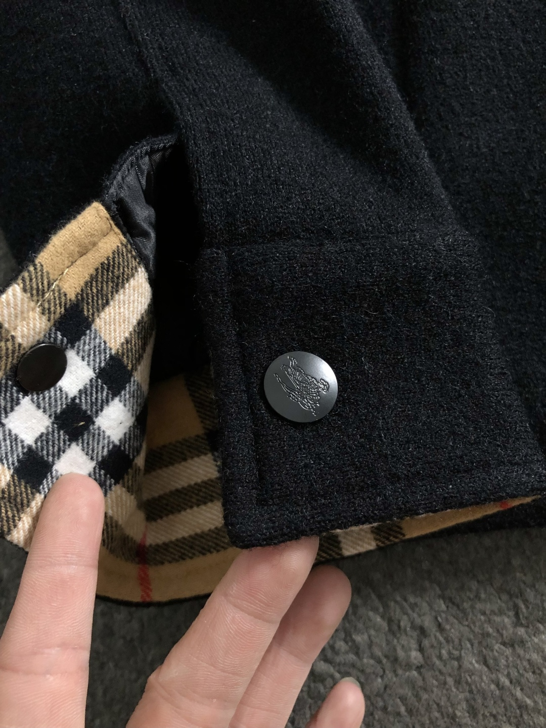 BBR*合身版型M-XXXl2025秋冬潮牌精仿颗粒绒连帽外套，以经典黑色格纹内衬为主调，巧妙融入连帽线