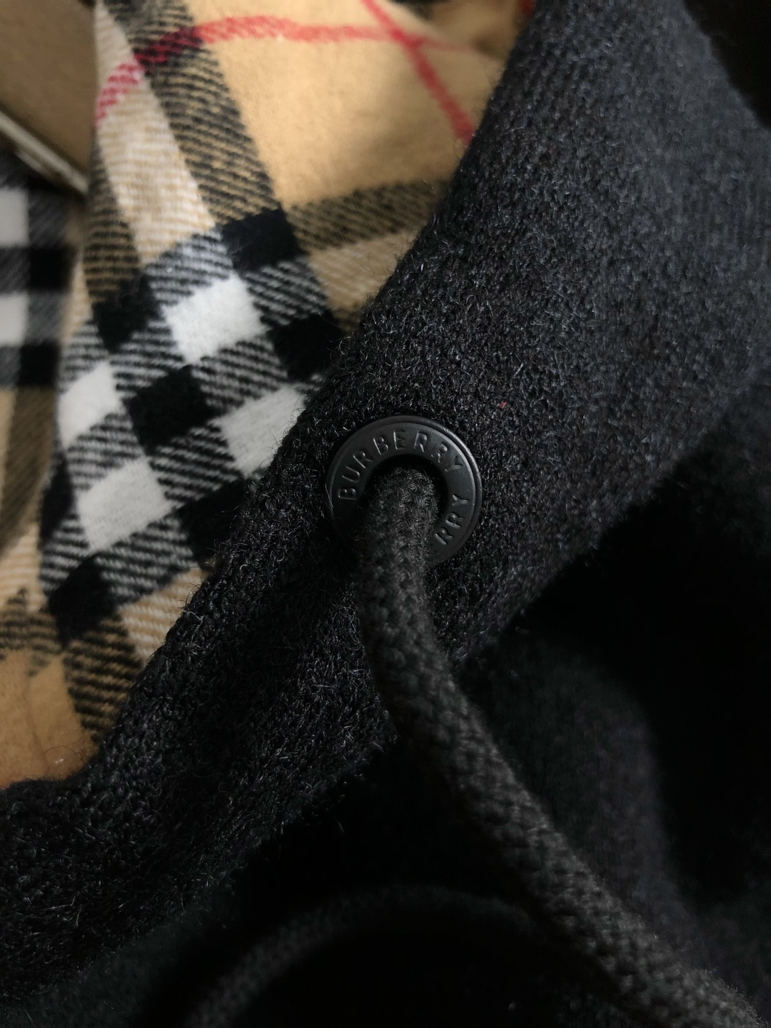 BBR*合身版型M-XXXl2025秋冬潮牌精仿颗粒绒连帽外套，以经典黑色格纹内衬为主调，巧妙融入连帽线