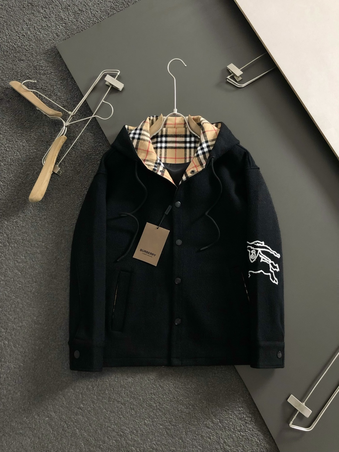 BBR*合身版型M-XXXl2025秋冬潮牌精仿颗粒绒连帽外套，以经典黑色格纹内衬为主调，巧妙融入连帽线