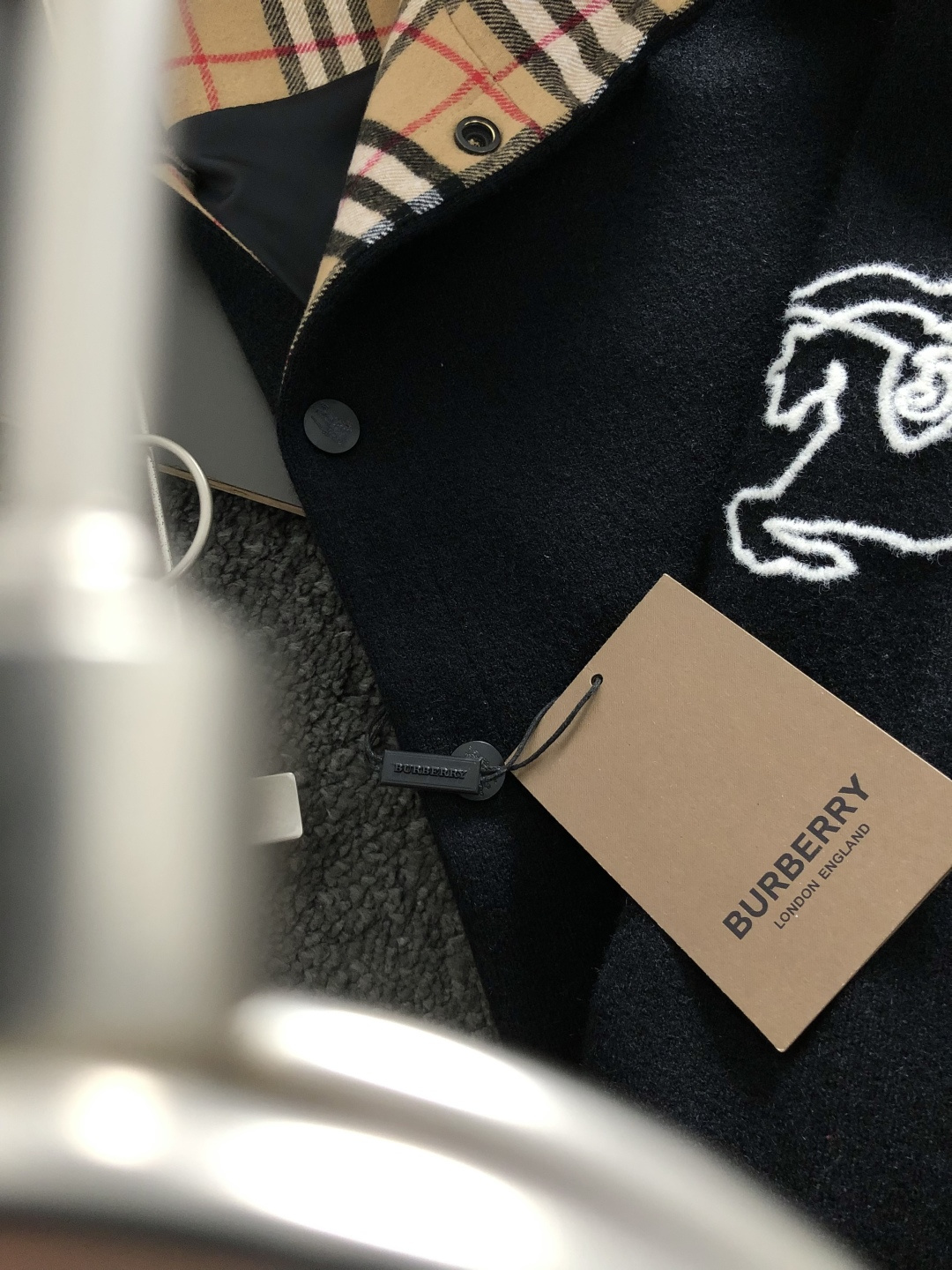 BBR*合身版型M-XXXl2025秋冬潮牌精仿颗粒绒连帽外套，以经典黑色格纹内衬为主调，巧妙融入连帽线