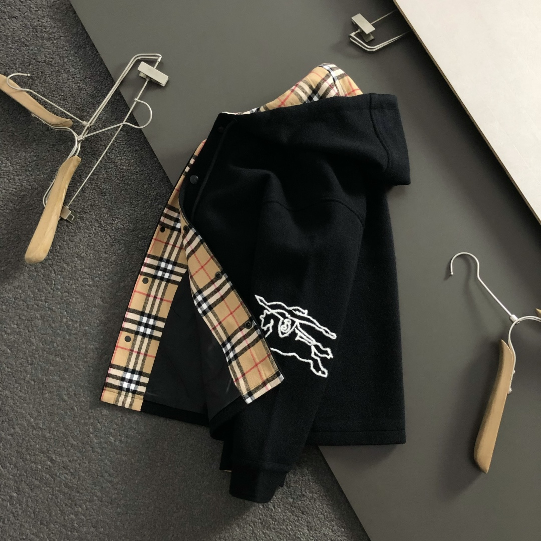 NO:532117,BBR* fit style M-XXXl 2025 autumn and winter trendy brand imitation granular fleece hooded jacket, with classic black plaid lining as the main tone, cleverly incorporates the hooded thread embroidered knight elements, breaking the monotony of the traditional jacket, showing personality and unruly. Three-dimensional tailoring is fitted with the body, neat and stylish, counter hardware creates an overall style, easily lengthening the leg lines, creating a casual and free and casual casual style. High-quality fabrics are crisp and wear-resistant, and are both warm and comfortable, suitable for daily street opening or light outdoor scenes. Detailed webbing embellishments add fashionable texture. Whether it is a casual look with T-shirts and jeans or a mix-and-match style, it can be easily controlled. It is an indispensable fashion item in the transition season of autumn and winter. On sale on spot M-XXXL, , jeans, jackets &  coats, tees, t-shirt, hats, alexander wang19860909BBR*合身版型M-XXXl 2025秋冬潮牌精仿颗粒绒连帽外套,以经典黑色格纹内衬为主调,巧妙融入连帽线绣骑士元素,打破传统外套的单调感,彰显个性与不羁.立体剪裁贴合身形,设计利落有型,专柜五金打造整体版型,轻松拉长腿部线条,打造随性洒脱的休闲风格.优质面料挺括耐磨,兼具保暖性与舒适感,适合日常出街或轻户外场景.细节织带点缀,增添时尚质感,无论是搭配T恤牛仔裤的休闲look,还是叠的混搭风,都能轻松驾驭,是秋冬过渡季不可或缺的时尚单品. 现货发售发售M-XXXL,,jeans,jackets & coats,tees，t-shirt,hats,alexander wang,Men's clothing