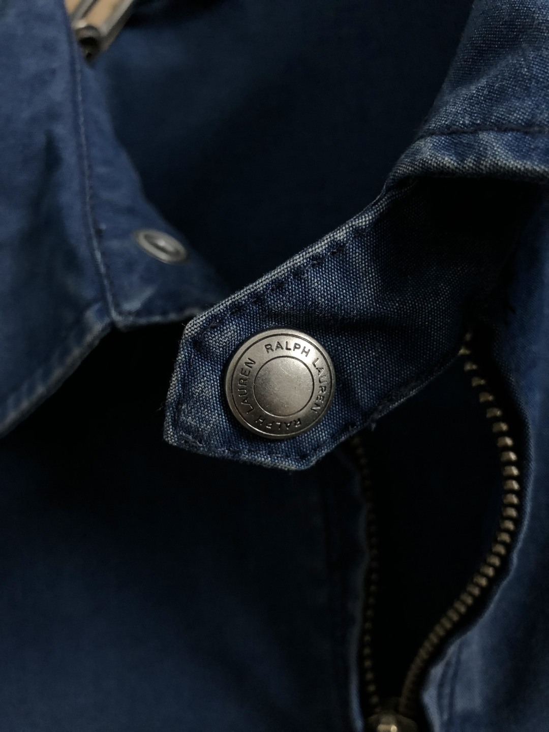 POLO*微宽版型S-Xl2025秋冬潮牌外套，以经典黑色为主调，巧妙融入红色刺绣元素，打破传统夹克的单