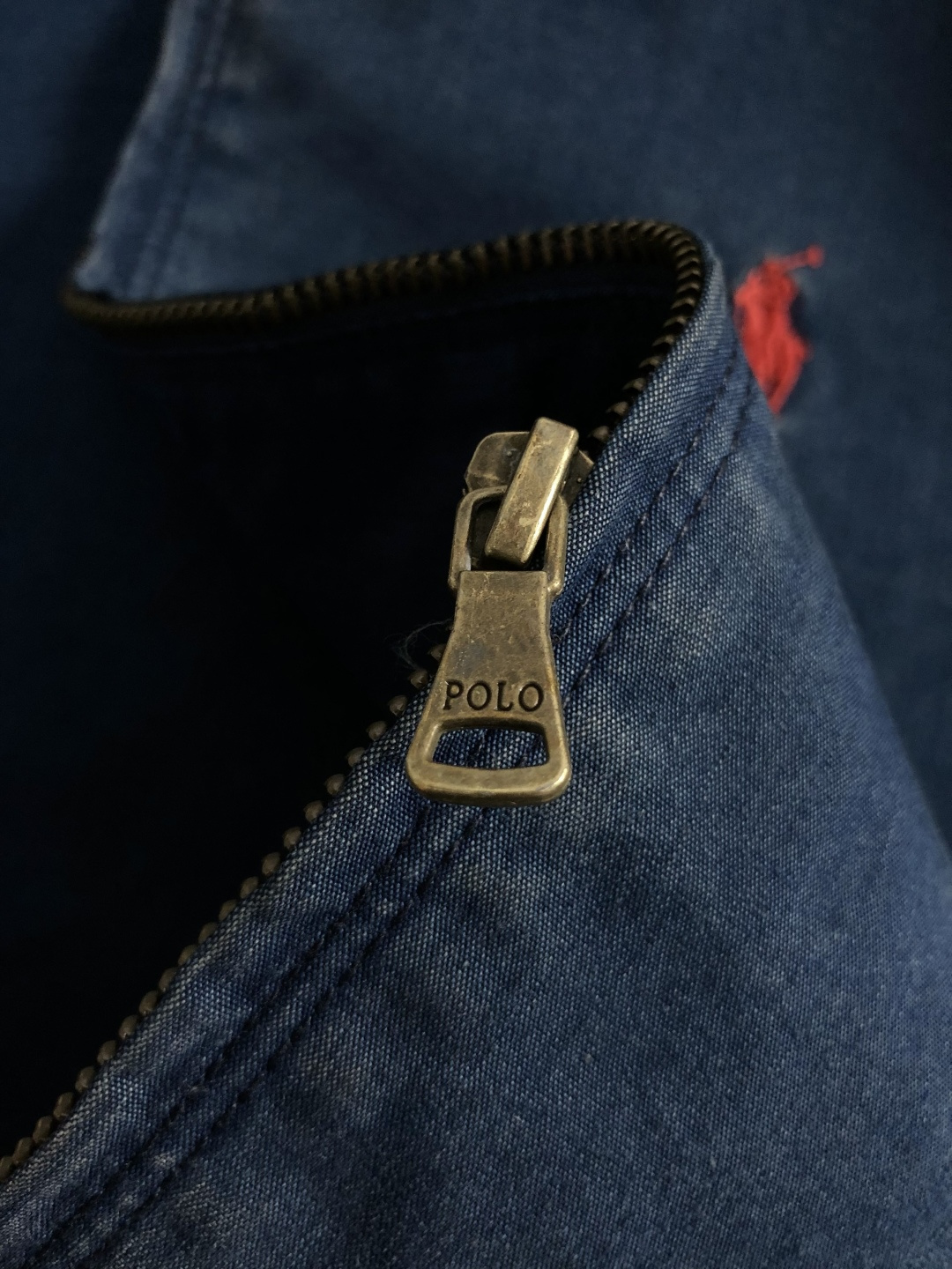 POLO*微宽版型S-Xl2025秋冬潮牌外套，以经典黑色为主调，巧妙融入红色刺绣元素，打破传统夹克的单