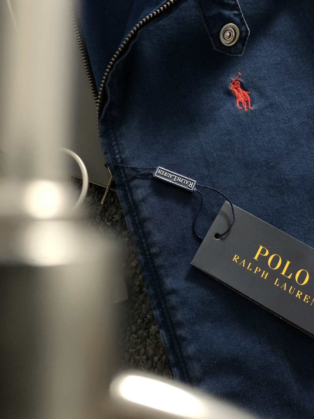 POLO*微宽版型S-Xl2025秋冬潮牌外套，以经典黑色为主调，巧妙融入红色刺绣元素，打破传统夹克的单