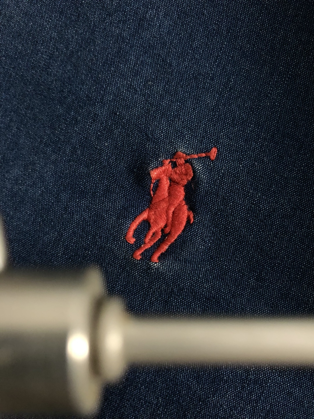 POLO*微宽版型S-Xl2025秋冬潮牌外套，以经典黑色为主调，巧妙融入红色刺绣元素，打破传统夹克的单