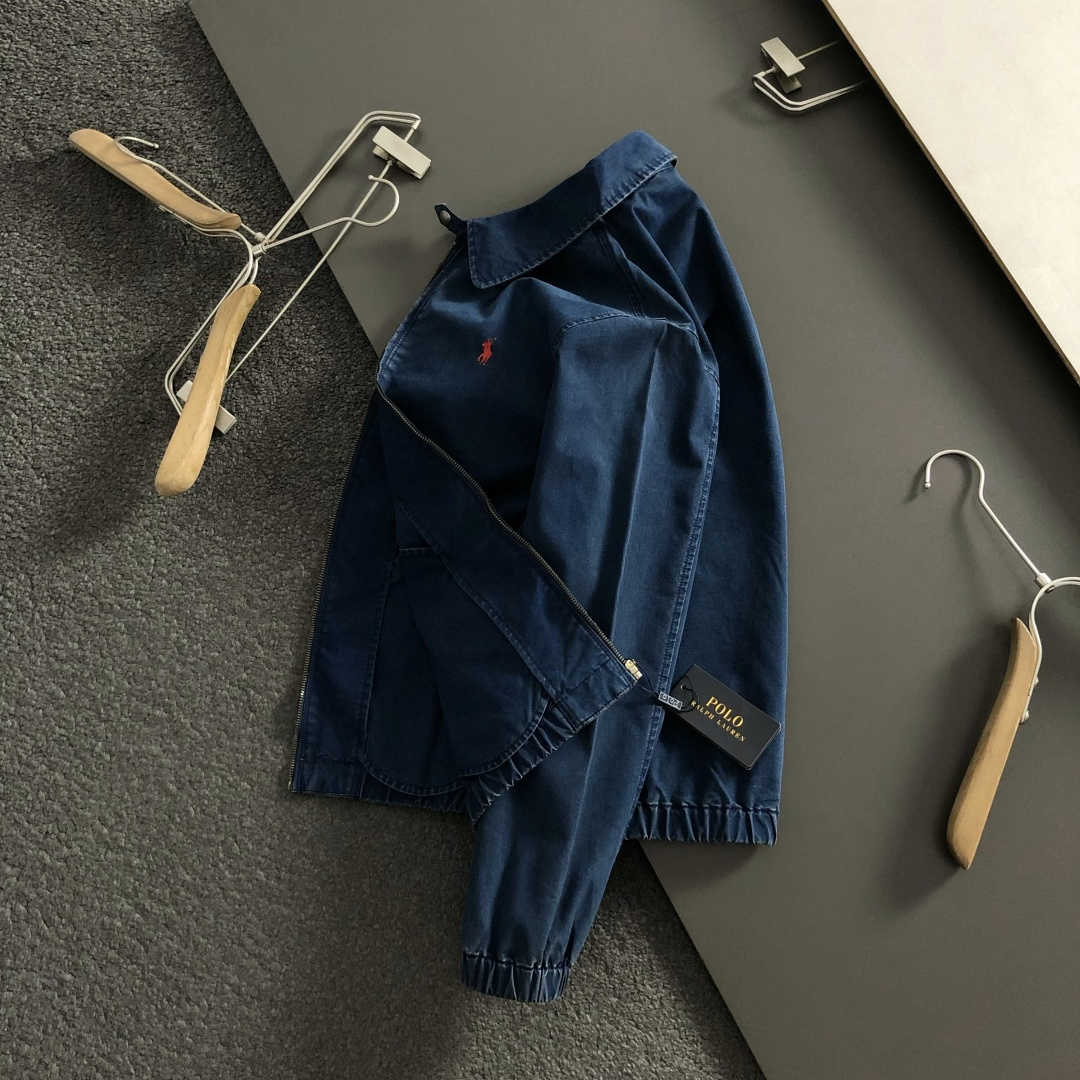 NO:532113,POLO* micro-wide style S-Xl 2025 autumn and winter trendy jacket, mainly classic black, cleverly incorporates red embroidery elements, breaking the monotony of traditional jackets, highlighting the fashionable business three-dimensional tailoring and fitting the body, the shoulder-drop design is neat and stylish, creating a casual and free and casual casual style. The high-quality fabric is crisp and wear-resistant, with breathability and comfort, suitable for daily street or light outdoor scenes. The details are embellished with metal zippers and work pockets to add a fashionable texture. Whether it is a casual look with T-shirts and jeans or a mix and match style with layered dresses, it can be easily controlled. It is an indispensable fashion item in the transition season of autumn and winter. S-Xl, skirts, jeans, jackets & coats, jackets & coats, tees, t-shirt, alexander wang19860909POLO*微宽版型S-Xl 2025秋冬潮牌外套,以经典黑色为主调,巧妙融入红色刺绣元素,打破传统夹克的单调感,彰显时尚商务立体剪裁贴合身形,落肩款设计利落有型,打造随性洒脱的休闲风格.优质面料挺括耐磨,兼具透气性与舒适感,适合日常出街或轻户外场景.细节处金属拉链与工装口袋点缀,增添潮流质感,无论是搭配T恤牛仔裤的休闲look,还是叠穿连衣裙的混搭风,都能轻松驾驭,是秋冬过渡季不可或缺的时尚单品. 现货发售发售S-Xl,,skirts,jeans,jackets & coats,jackets & coats,tees，t-shirt,alexander wang,Men's clothing