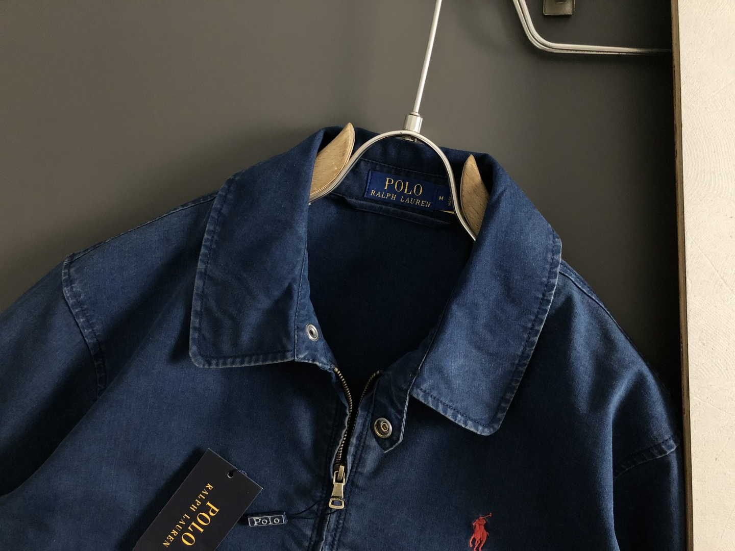 POLO*微宽版型S-Xl2025秋冬潮牌外套，以经典黑色为主调，巧妙融入红色刺绣元素，打破传统夹克的单