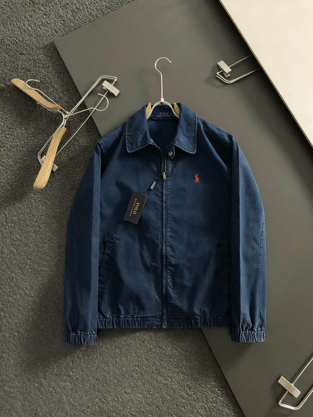 POLO*微宽版型S-Xl2025秋冬潮牌外套，以经典黑色为主调，巧妙融入红色刺绣元素，打破传统夹克的单