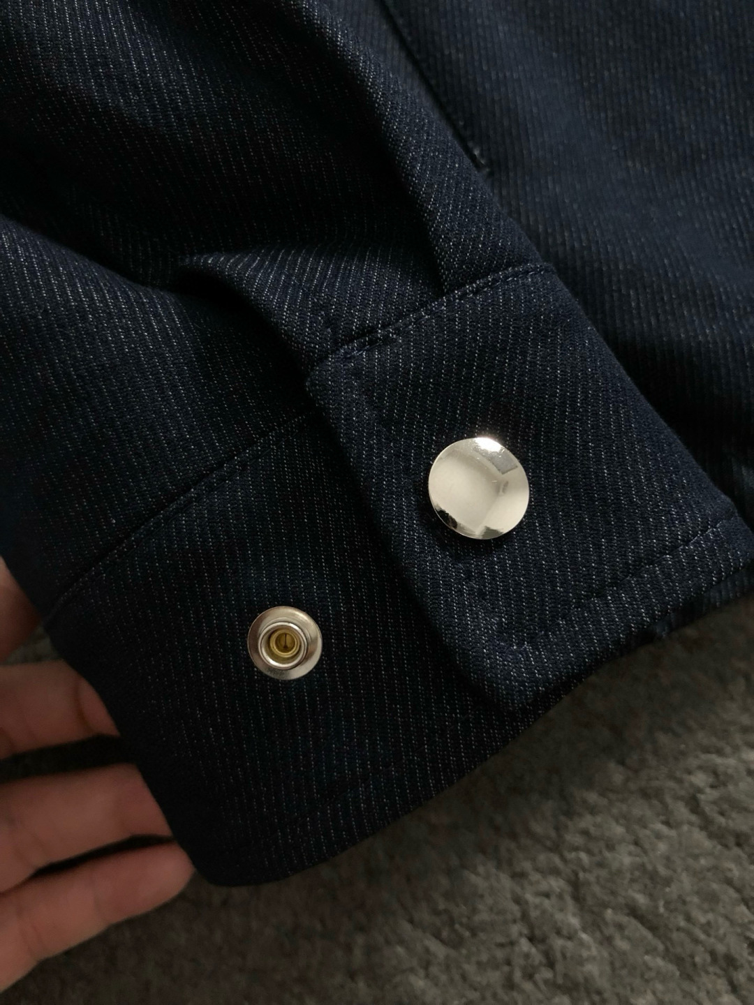 Dir*合身版型M-XXXL2025秋冬潮牌牛仔外套，以经典深蓝为主调，巧妙融口袋刺绣元素，打破传统牛仔