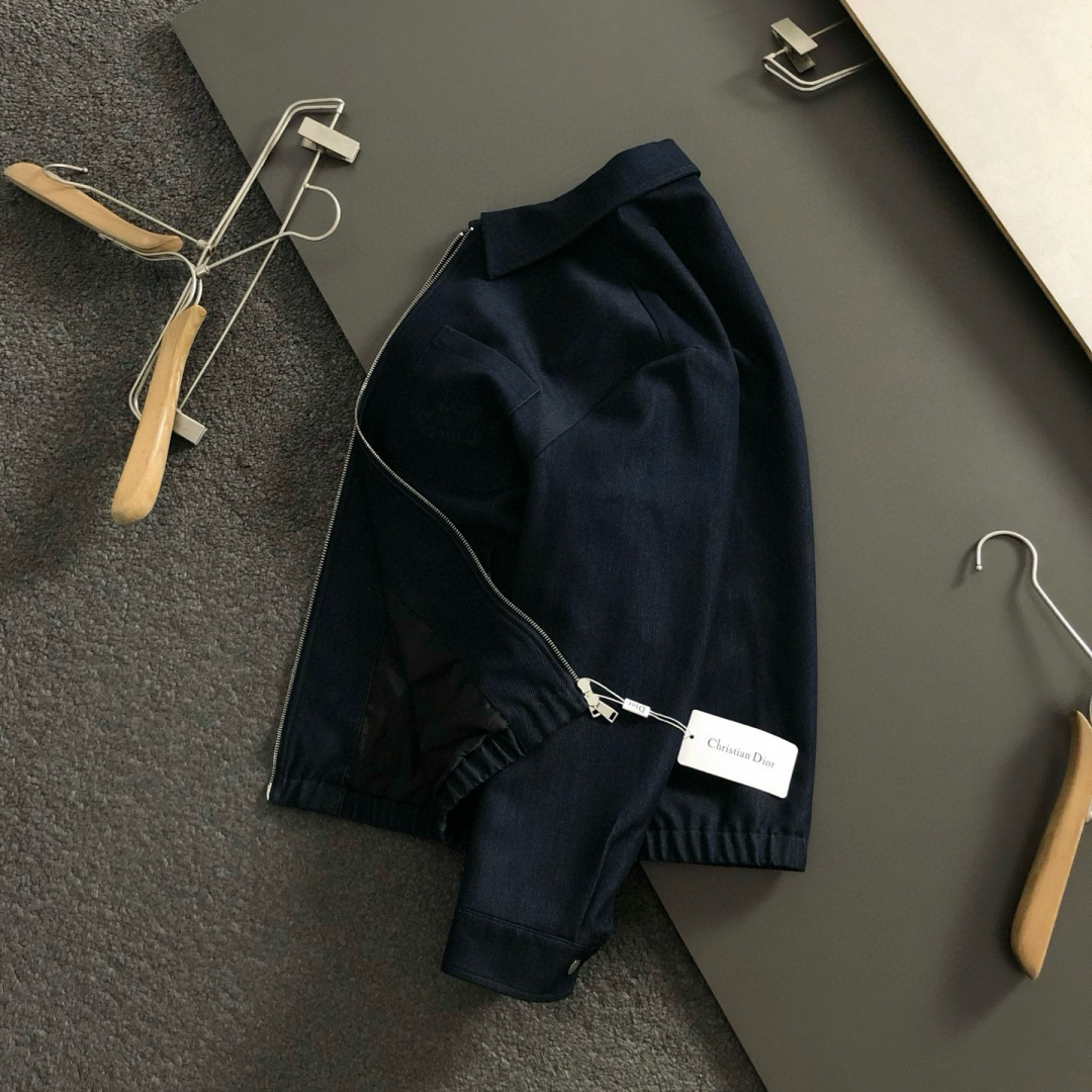 NO:532104,Dir* fitted fit M-XXXL 2025 autumn and winter trendy denim jacket, with classic dark blue as the main tone, cleverly blending pocket embroidery elements, breaking the monotony of traditional denim, showing personality and unruly. Three-dimensional tailoring fits the body, the short design is neat and stylish, and it easily lengthens the leg lines to create a casual and free and casual casual style. High-quality denim fabric is crisp and wear-resistant, and has breathability and comfort, suitable for daily street or light outdoor scenes. The details are embellished with metal buttons and work pockets to add a retro texture. Whether it is a casual look with T-shirts and jeans or a mix and match style with layered dresses, it can be easily controlled. It is an indispensable fashion item in the transition season of spring and summer. On sale in stock, skirts, jeans, jackets & coats, tees, t-shirt, alexander  wang19860909Dir*合身版型M-XXXL 2025秋冬潮牌牛仔外套,以经典深蓝为主调,巧妙融口袋刺绣元素,打破传统牛仔的单调感,彰显个性与不羁.立体剪裁贴合身形,短款设计利落有型,轻松拉长腿部线条,打造随性洒脱的休闲风格.优质牛仔面料挺括耐磨,兼具透气性与舒适感,适合日常出街或轻户外场景.细节处金属纽扣与工装口袋点缀,增添复古质感,无论是搭配T恤牛仔裤的休闲look,还是叠穿连衣裙的混搭风,都能轻松驾驭,是春夏过渡季不可或缺的时尚单品. 现货发售发售,,skirts,jeans,jackets & coats,tees，t-shirt,alexander wang,Men's clothing