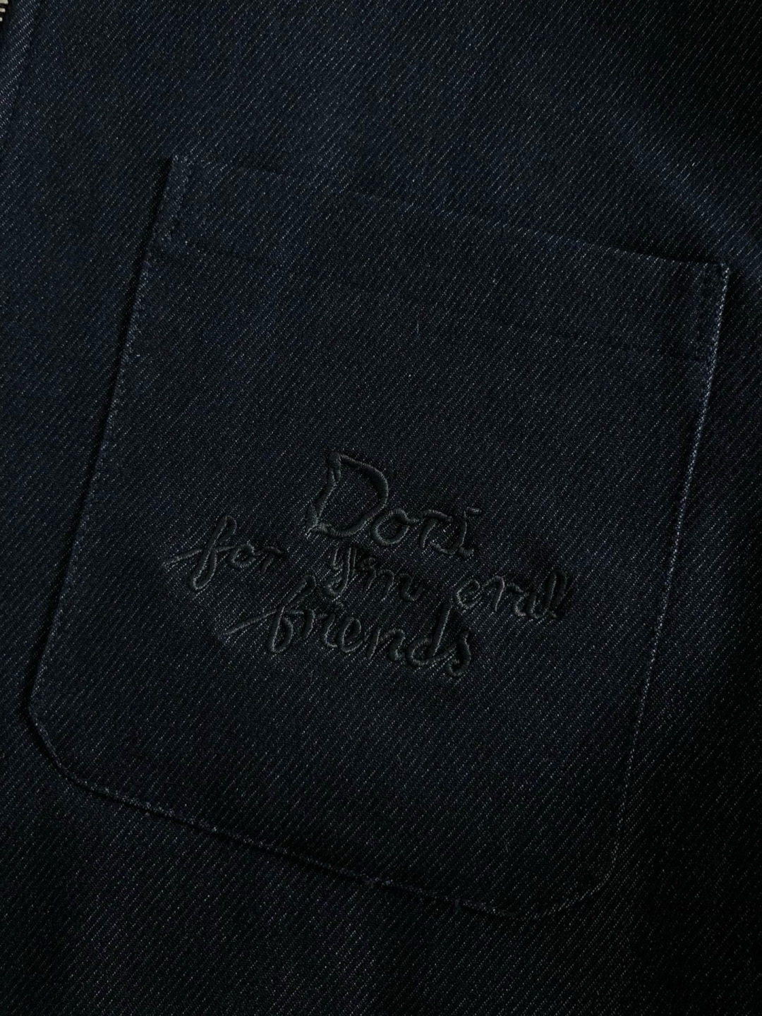 Dir*合身版型M-XXXL2025秋冬潮牌牛仔外套，以经典深蓝为主调，巧妙融口袋刺绣元素，打破传统牛仔