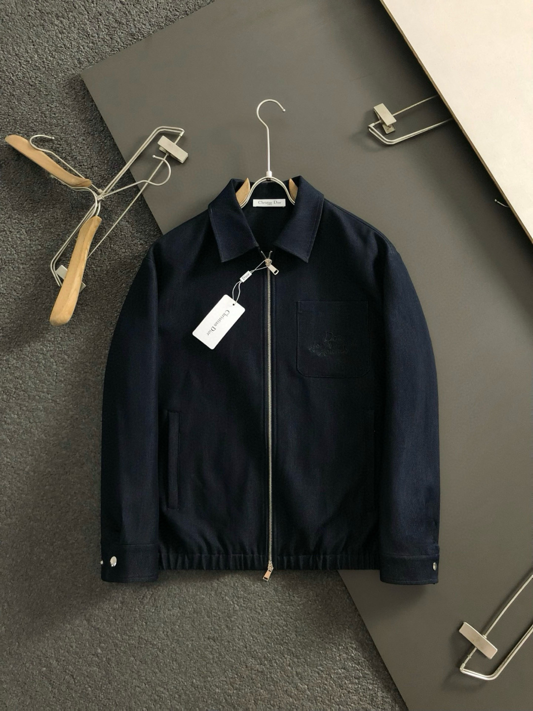 Dir*合身版型M-XXXL2025秋冬潮牌牛仔外套，以经典深蓝为主调，巧妙融口袋刺绣元素，打破传统牛仔
