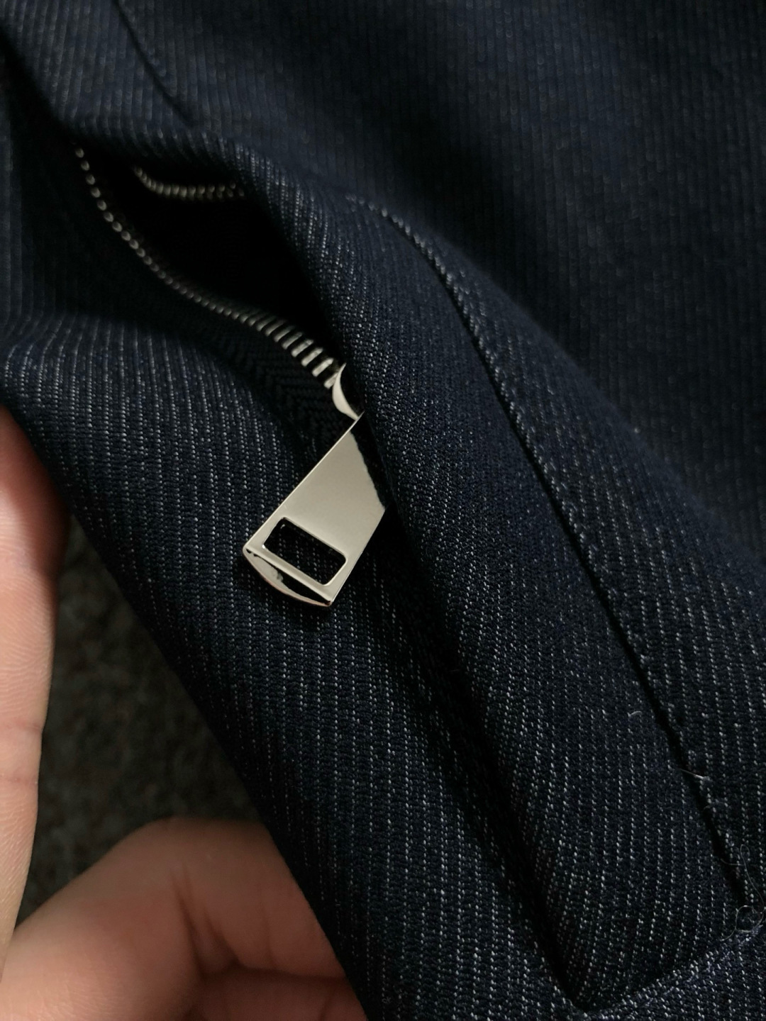 Dir*合身版型M-XXXL2025秋冬潮牌牛仔外套，以经典深蓝为主调，巧妙融口袋刺绣元素，打破传统牛仔