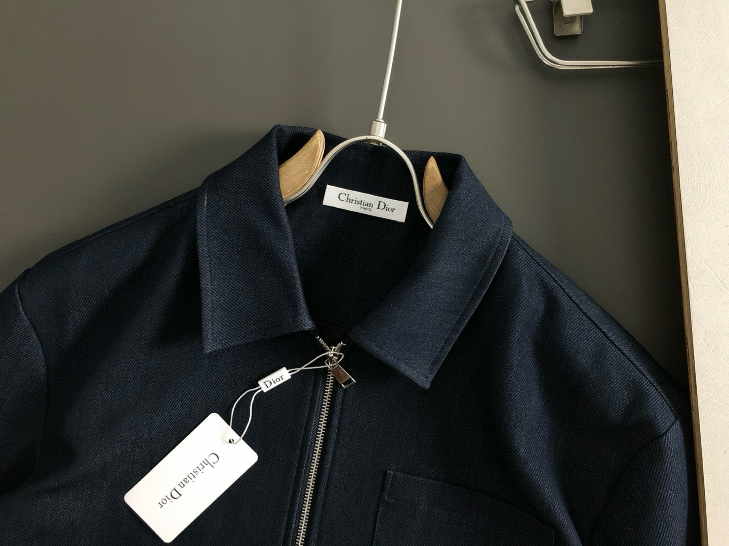 Dir*合身版型M-XXXL2025秋冬潮牌牛仔外套，以经典深蓝为主调，巧妙融口袋刺绣元素，打破传统牛仔