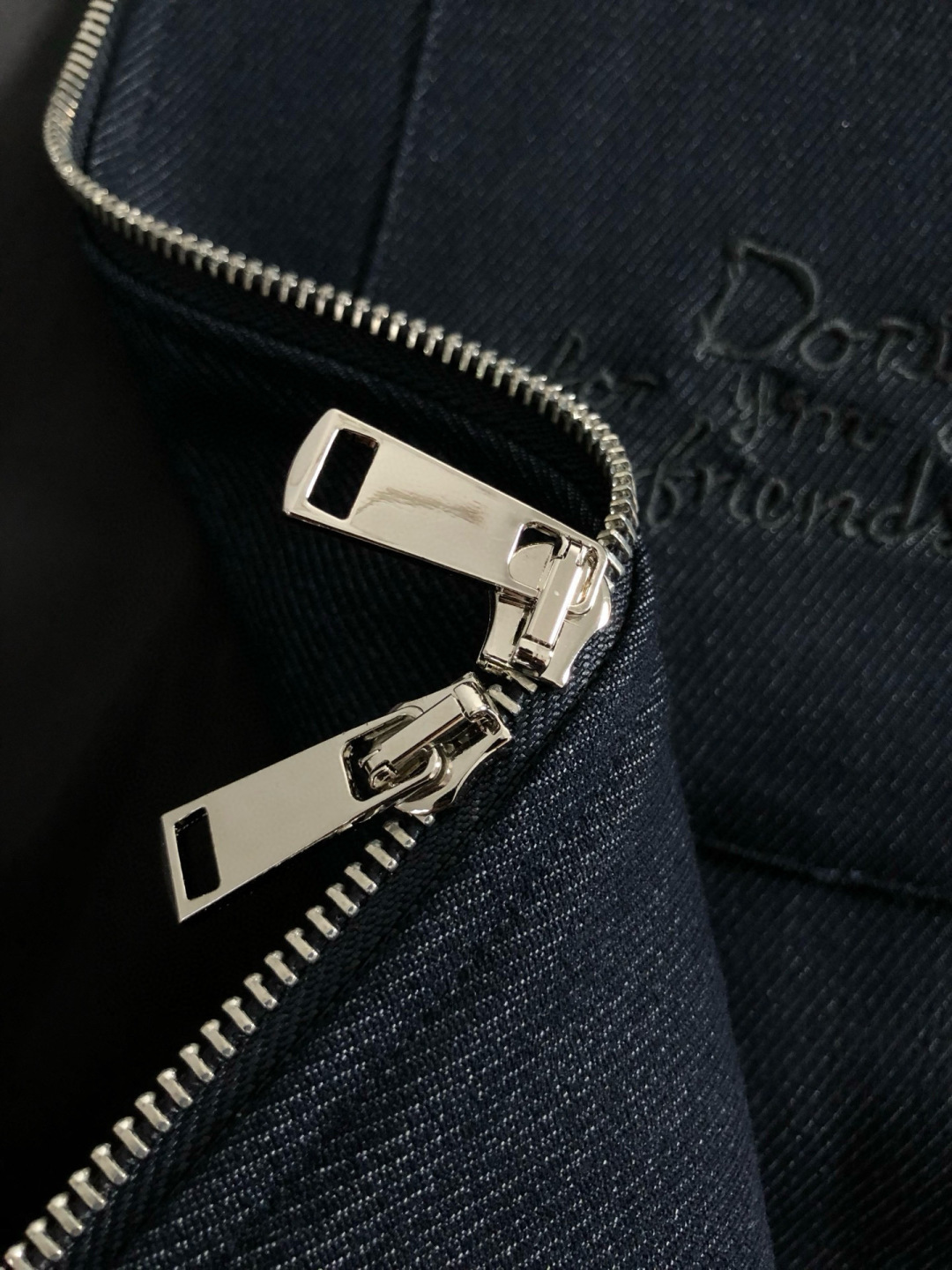 Dir*合身版型M-XXXL2025秋冬潮牌牛仔外套，以经典深蓝为主调，巧妙融口袋刺绣元素，打破传统牛仔