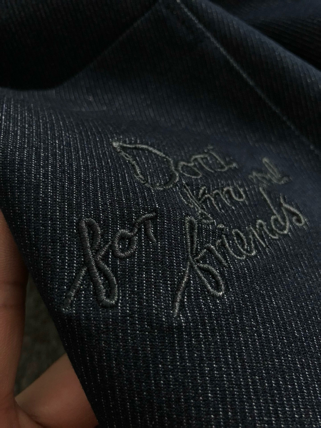 Dir*合身版型M-XXXL2025秋冬潮牌牛仔外套，以经典深蓝为主调，巧妙融口袋刺绣元素，打破传统牛仔