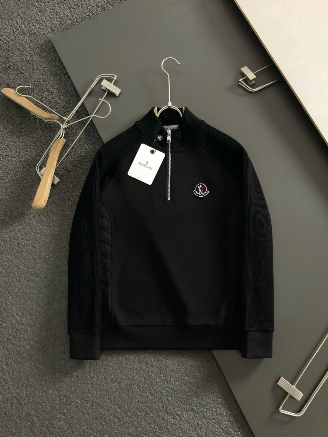 Mon*合身版型M-XXXL2025秋冬云柔系列双面料拼接简约百搭拉链logo贴标内里拉绒时尚百搭立领卫