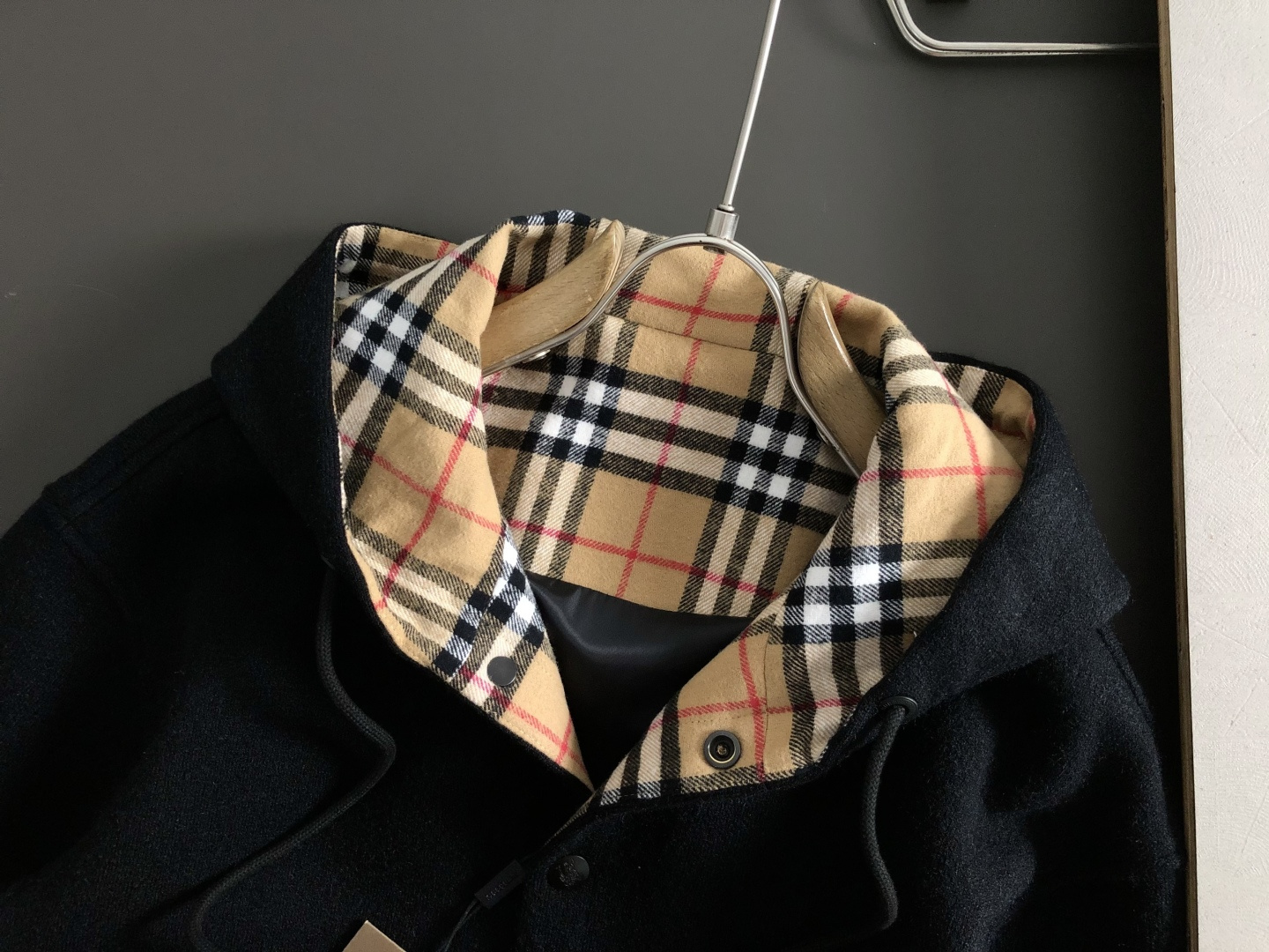 BBR*合身版型M-XXXl2025秋冬潮牌精仿颗粒绒连帽外套，以经典黑色格纹内衬为主调，巧妙融入连帽线