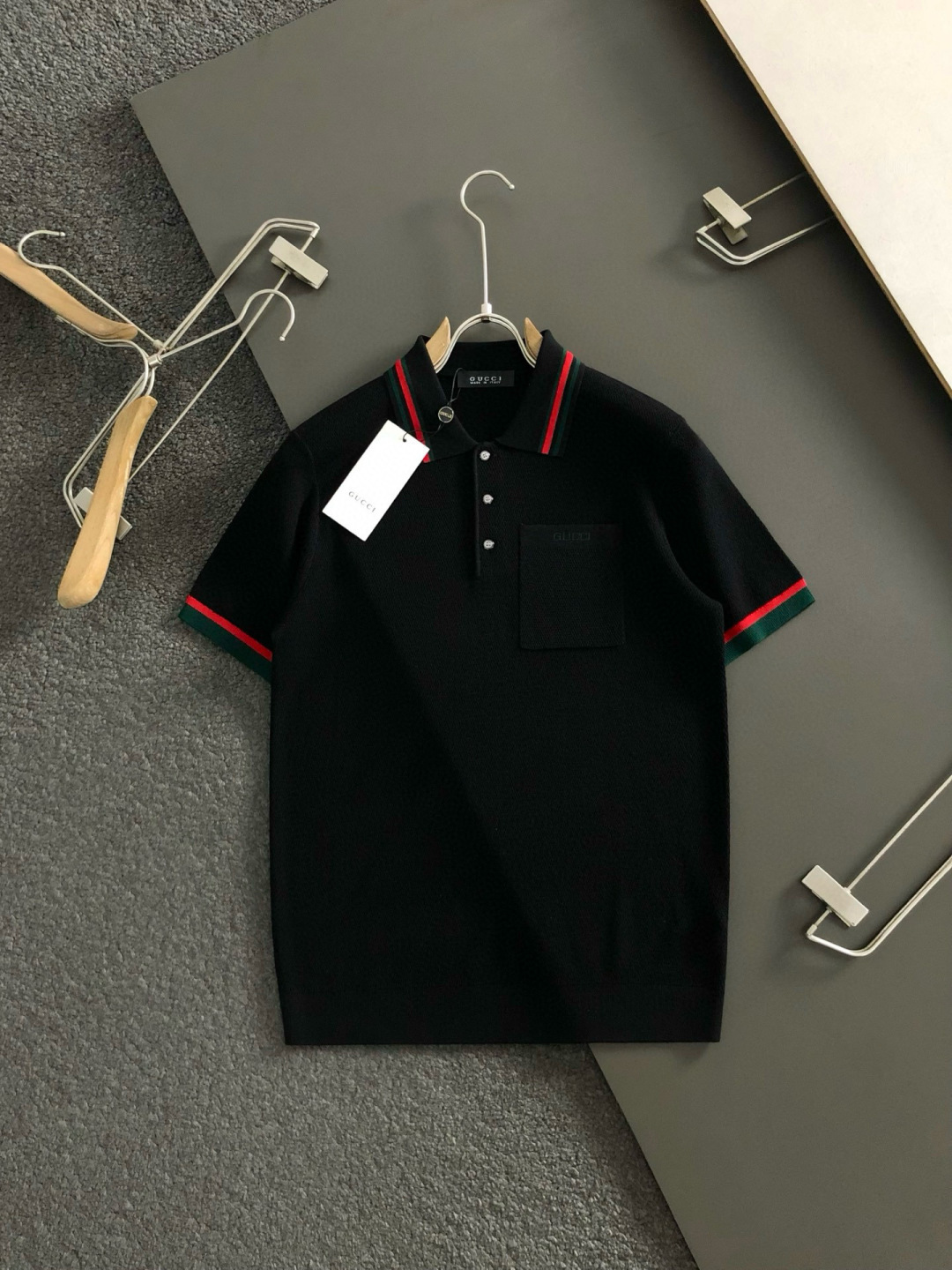 Gucc*合身版型M-XXXL2025秋冬红蓝提字母口袋翻领羊毛短袖，精致工艺专柜面料，顶级元素融合打造