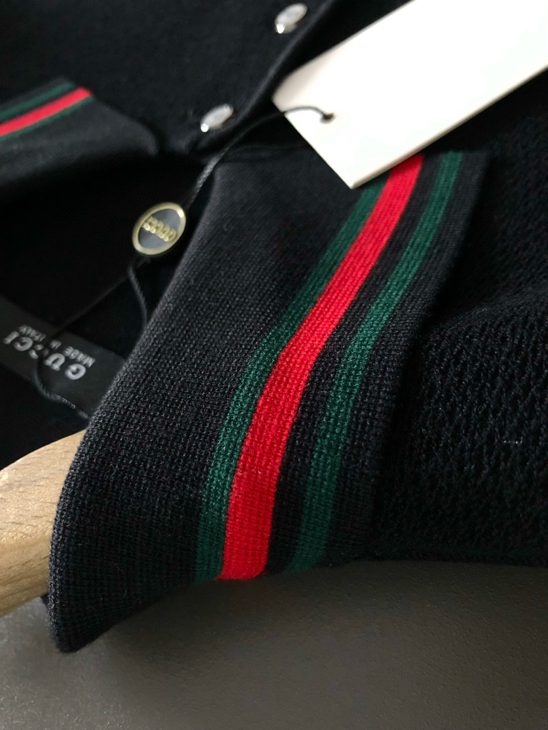 Gucc*合身版型M-XXXL2025秋冬红蓝提字母口袋翻领羊毛短袖，精致工艺专柜面料，顶级元素融合打造