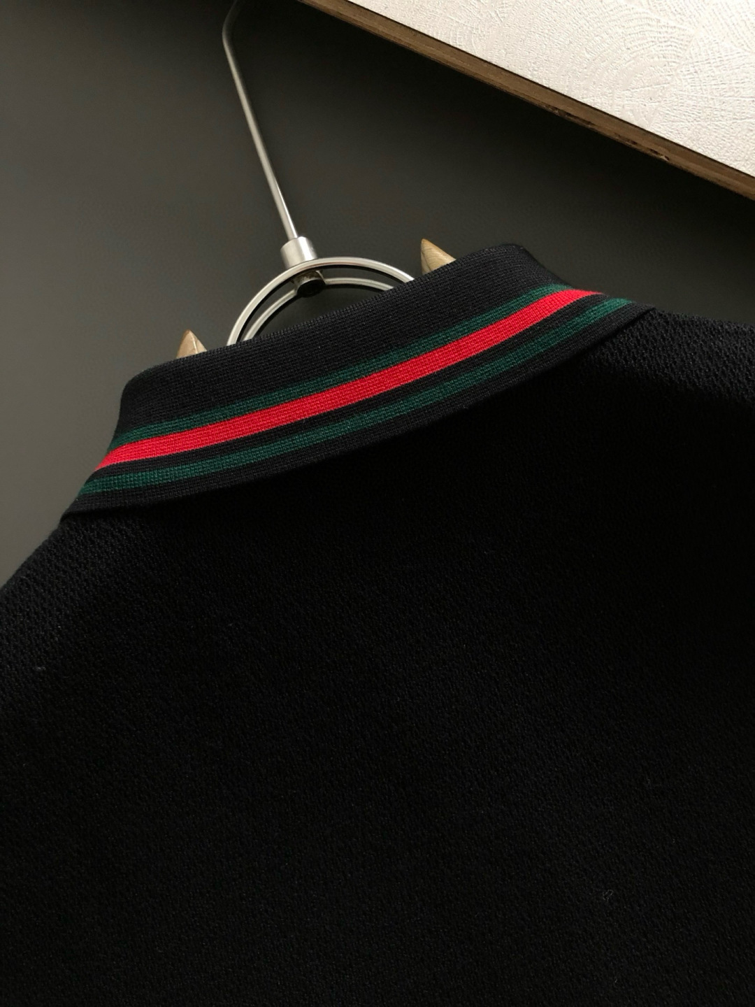 Gucc*合身版型M-XXXL2025秋冬红蓝提字母口袋翻领羊毛短袖，精致工艺专柜面料，顶级元素融合打造