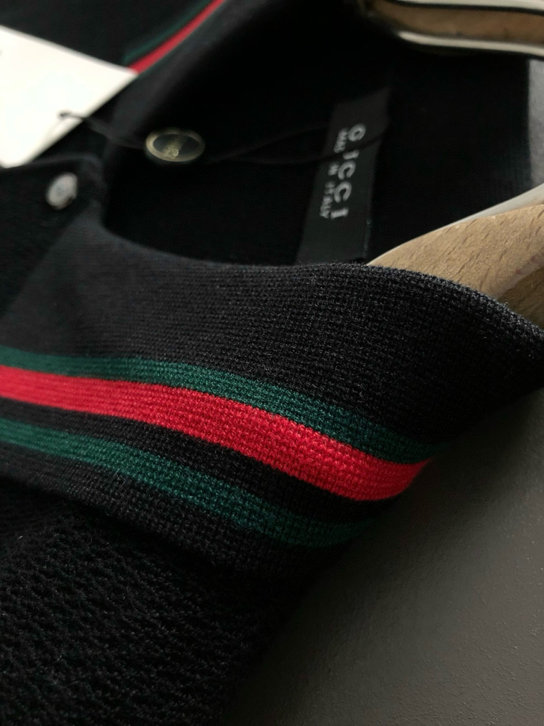 Gucc*合身版型M-XXXL2025秋冬红蓝提字母口袋翻领羊毛短袖，精致工艺专柜面料，顶级元素融合打造